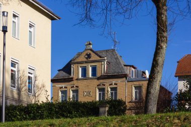 güneşli advent Aralık günü Münih şehir yakınındaki mavi gökyüzü ile Güney Almanya'ya ve stuttgart şehir buildungs ve mimari detayları