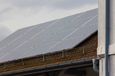 Paskalya bahar Güney Almanya'da inşa tarihi bir Vintage çatıda güneş paneli