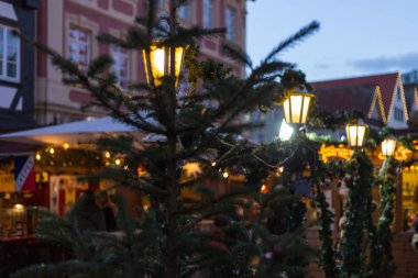Aralık ayı kış akşam itibariyle advent Noel pazarında Almanya Noel süsleri.