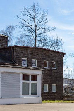 cepheler ve çatıları Paskalya tatil güneşli mavi gökyüzü gün Güney Alman Alpleri üzerinde eski bir Havaalanı