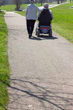 Güney Almanya doğu İlkbahar, mavi gökyüzü güneşli tatile motordriven tekerlekli sandalye ile üst düzey çift