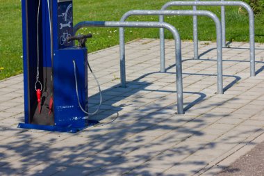 Bisiklet Servis İstasyonu ve ayrıntıları araçları güçlü mavi kırmızı renkler ve tüm metin olduğunu ölçümleri psi min max hava