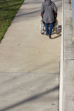 yürüyerek şehir parkı Güney Almanya'da Şubat güneşli gün bir şehir olan tekerlekli sandalye ile üst düzey Bayan