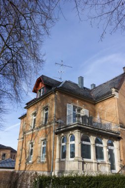 baca ve tarihsel cephe Güney Almanya City kış ay Ocak güneşli öğleden sonra üstüne antenler ile çatılar