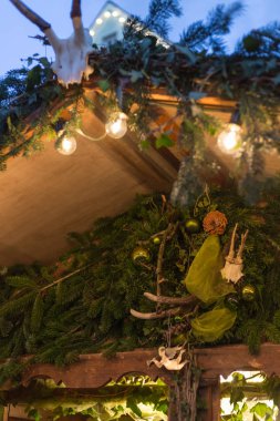 Aralık ayı kış akşam itibariyle advent Noel pazarında Almanya Noel süsleri.