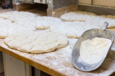 Hamur hazırlama araçları ile bir fırın fırın ürünleri hazırlanması