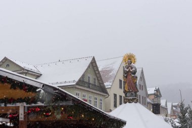 Noel Pazar advent Aralık Güney Almanya Münih ve stuttgart yakınındaki bir şehir, içinde kar yağışı