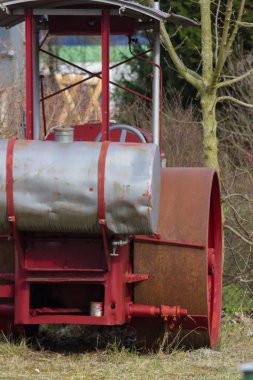 yol silindiri Paskalya bahar Güney Almanya'da inşa tarihi bir vintage yakınındaki