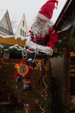 Işıklar lambaları ve süs şehirde Güney Almanya Münih ve stuttgart yakınındaki advent tarihsel bir Pazar Aralık saat 3 ile Noel piyasasında kar yağışı