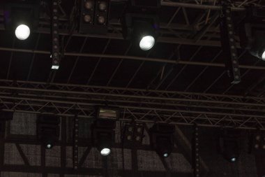 siyah beyaz lambalar kiriş ve arka plan ile müzisyenler sahne