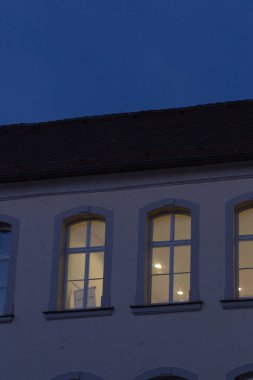 şehirde tarihi Romantik bahar akşam, Güney Almanya mavi saatte Windows cepheler