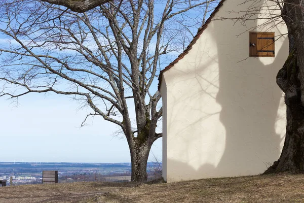 Detalles Fachada Capilla Viejo Roble Vacaciones Wanderlust Día Soleado Cielo — Foto de Stock