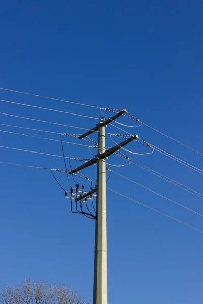 Powerpole Dezembro Céu Azul Sul Alemanha Inverno Perto Cidade Munique — Fotografia de Stock