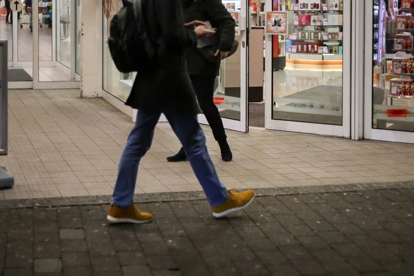 Menschen Shoppen Dezember Weihnachtseinkauf Süddeutschen Raum Der Nähe Von München — Stockfoto