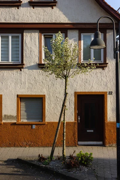 Fasady Miasta Historycznej Boulevard Wiosenny Dzień Słońca Południowych Niemczech — Zdjęcie stockowe