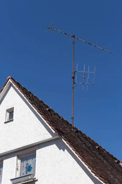 Tetto Con Antenna Facciate Quadro Nel Sud Della Germania Cielo — Foto Stock