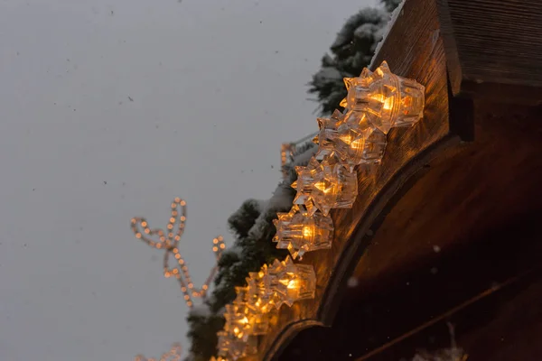 Sneeuwval Kerstmarkt Met Verlichting Lampen Decoratie Een Historische Markt Zuid — Stockfoto