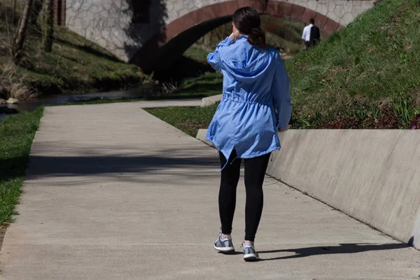 Jonge Dame Lopen Bij Riverside Paasvakantie Zonnige Dag Van Lente — Stockfoto