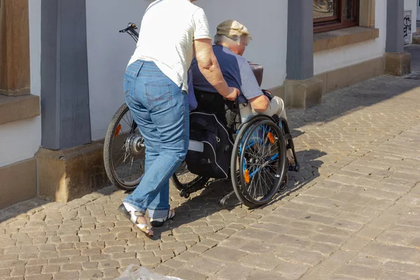 Starší Pár Kolečka Židlí Jižním Německu — Stock fotografie