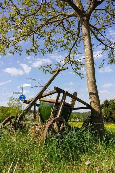 Vecchio Carrello Mano Primavera Campagna Rurale Della Germania Meridionale Cielo — Foto Stock