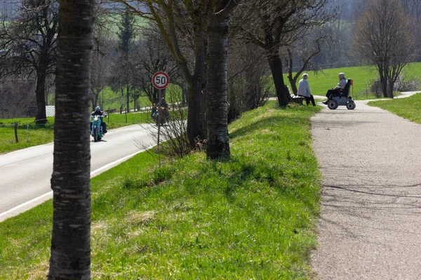 Couple Âgé Avec Fauteuil Roulant Motorisé Sur Ciel Bleu Vacances — Photo