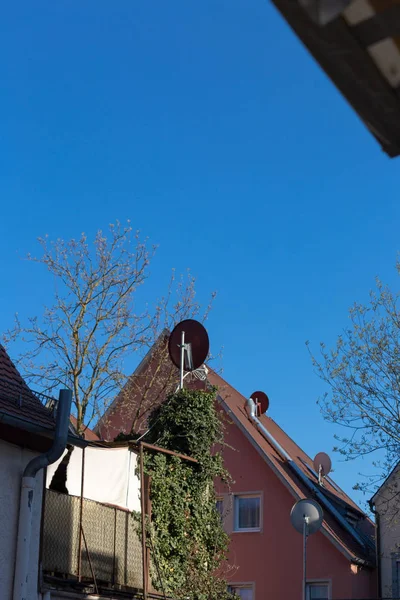 城市外墙屋顶天线烟囱在春天晚上在德国南部 — 图库照片