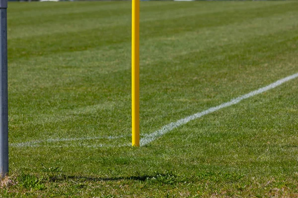 緑の芝生と角の端に黄色のポールと白線のアマチュア サッカー場 — ストック写真