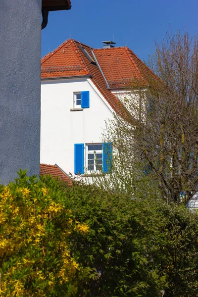 Hausfassade Weiß Und Blau Bei Blauem Himmel Frühlingstag Süddeutschland — Stockfoto