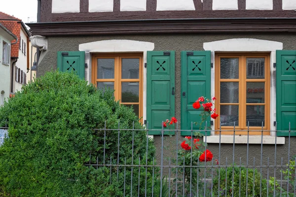 Fachwerk Historische Gebäudefassade Mit Grünen Fensterläden Der Kaiserstadt Schwäbisch Gmünd — Stockfoto