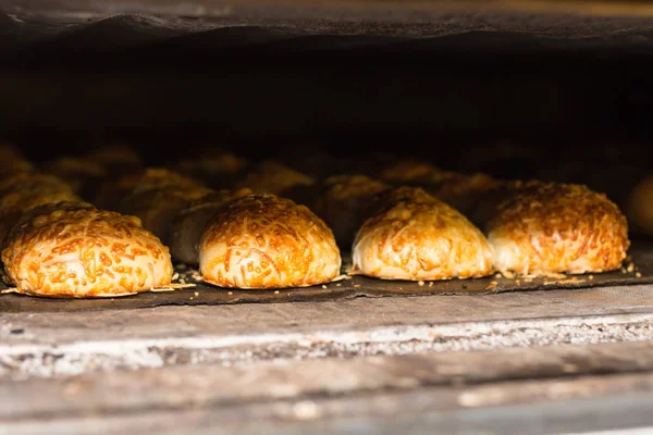 ベーキングのペストリー ゴールド オーブンでパン茶色の南ドイツのパン屋さんでおいしい色 — ストック写真