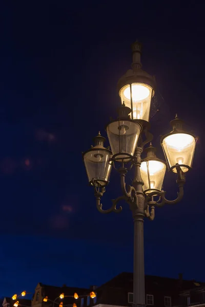 Streetlamp Avondrood Van Het Blauwe Uur Lente Avond Van Vakantie — Stockfoto