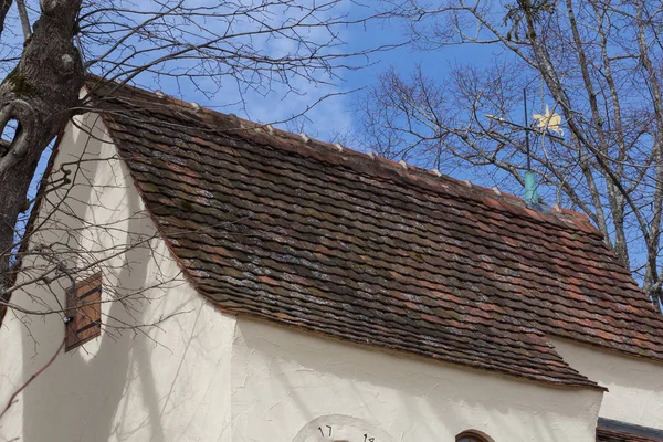 Detalles Fachada Capilla Viejo Roble Vacaciones Wanderlust Día Soleado Cielo — Foto de Stock