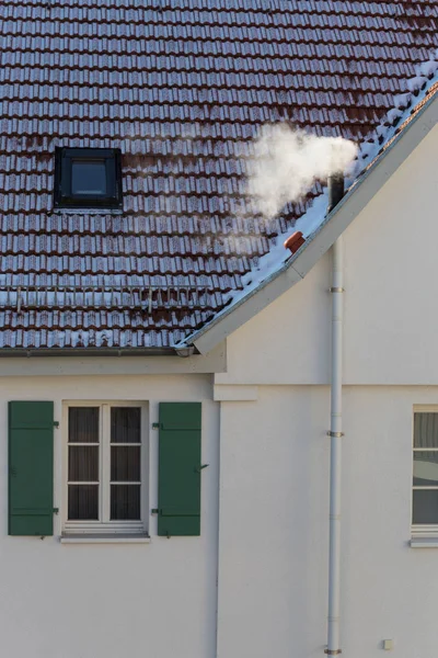 Schoorsteen Dampen Dak Van Gebouwen Een Zonnige Winterdag Zuid Duitsland — Stockfoto