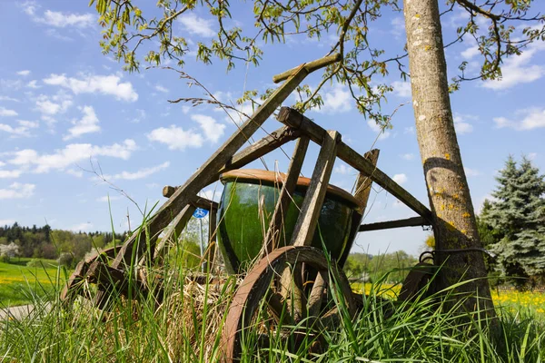 旧手推车在春天农村德国南部蓝天阳光明媚的快乐天 — 图库照片