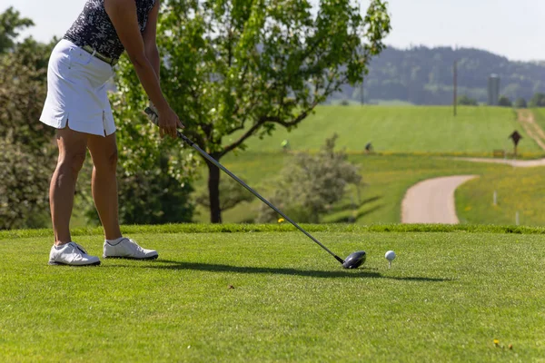 Golfspieler Auf Golfplatz Mit Schönem Grünen Gras Und Sonnenschein Frühlingshafter — Stockfoto