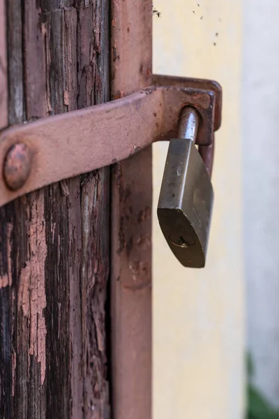 Serrure Sécurité Sur Bar Porte Vintage Dans Zone Historique Ville — Photo