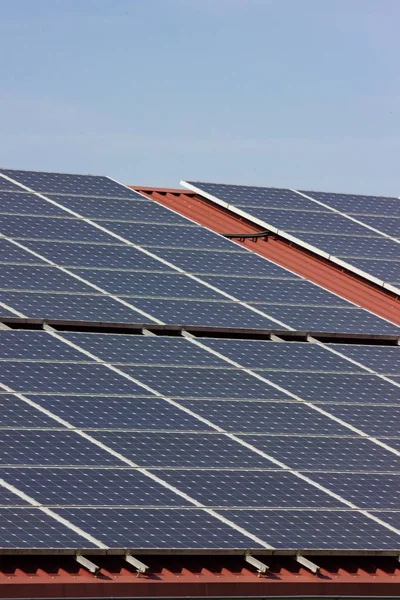 屋顶上的太阳能电池板在蓝天晴朗的春天天 — 图库照片