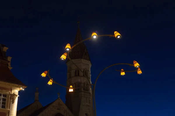 Streetlamp Στην Μπλε Ώρα Ηλιοβασιλέματος Ουρανό Την Άνοιξη Βράδυ Διακοπές — Φωτογραφία Αρχείου