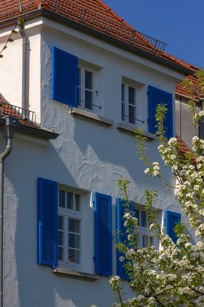 Fachada Casa Blanco Azul Cielo Azul Día Primavera Sur Alemania — Foto de Stock