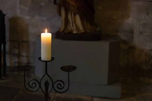 教堂中的烛光在历史名城德国南部城市施豪 Gmuend — 图库照片