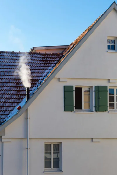 Rauchschwaden Auf Hausdächern Einem Sonnigen Wintertag Süddeutschlands Historischer Stadt — Stockfoto
