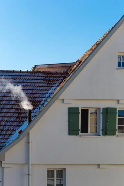 Humos Chimenea Azotea Los Edificios Día Soleado Invierno Sur Alemania — Foto de Stock