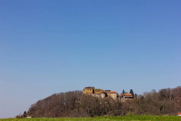 Cavaleiros Castelo Alto Uma Montanha Férias Primavera Oriental Alemanha Sul — Fotografia de Stock