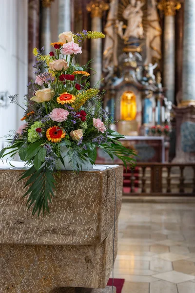 Csokor Virág Templom Oltárán Történelmi Város Dél Németország — Stock Fotó