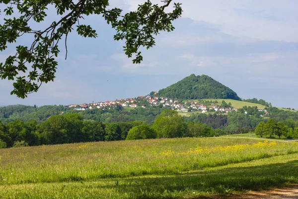 Paisagem Primavera Montanhosa Com Raios Sol Verde Grama Florestas Céu — Fotografia de Stock