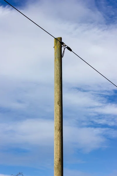 在德国南部冬季靠近慕尼黑和斯图加特的德国南部的蓝天上的电线杆 — 图库照片