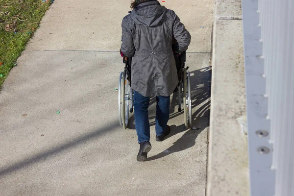 Äldre Dam Med Rullstol Med Promenad Stadsparken Södra Tyskland Februari — Stockfoto