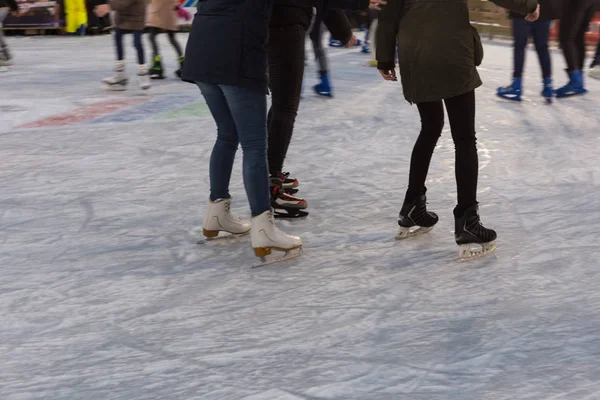 南ドイツ歴史ある市場の Januar 冬の午後のフィギュア スケート — ストック写真