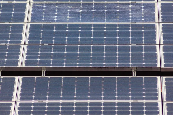 屋顶上的太阳能电池板在蓝天晴朗的春天天 — 图库照片