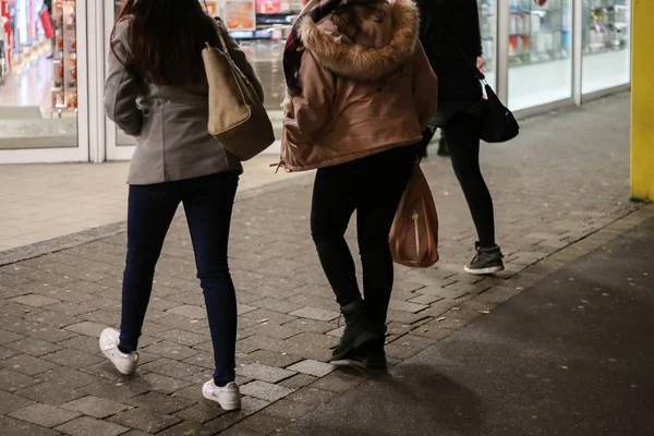 Emberek Vásárlás December Karácsonyi Mall Közelében Münchentől Dél Németország Stuttgart — Stock Fotó